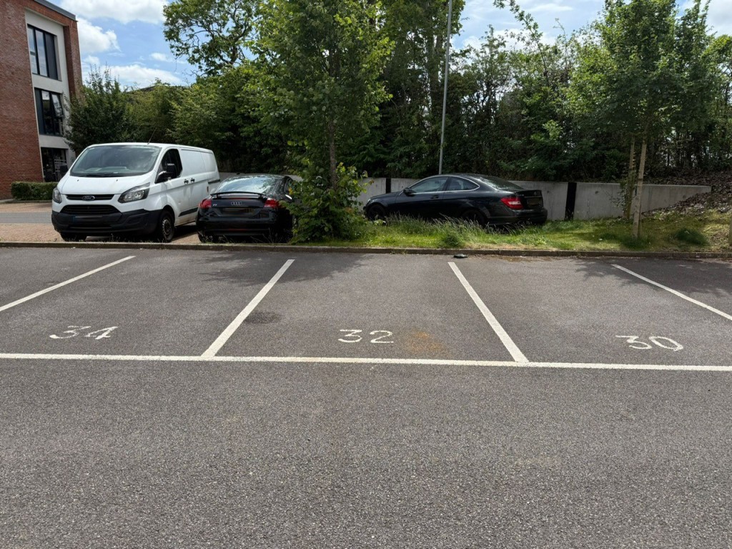 Lot: 131 - FLAT FOR INVESTMENT OR OCCUPATION - Allocated parking space